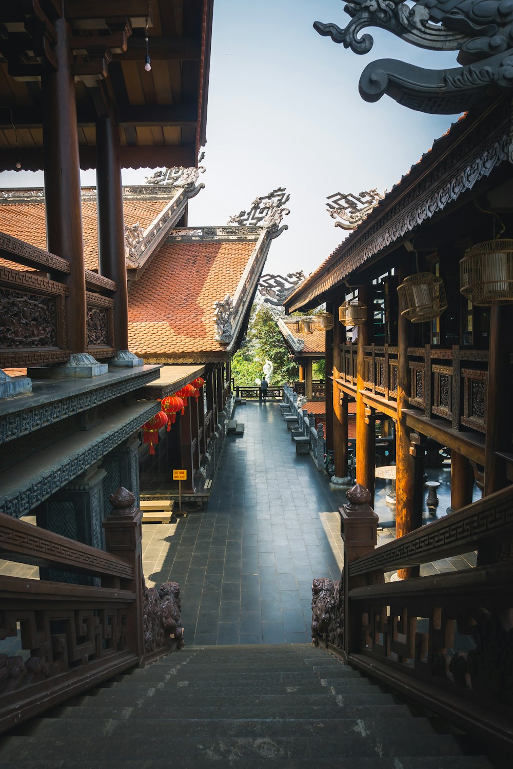 a long narrow walkway between two buildings