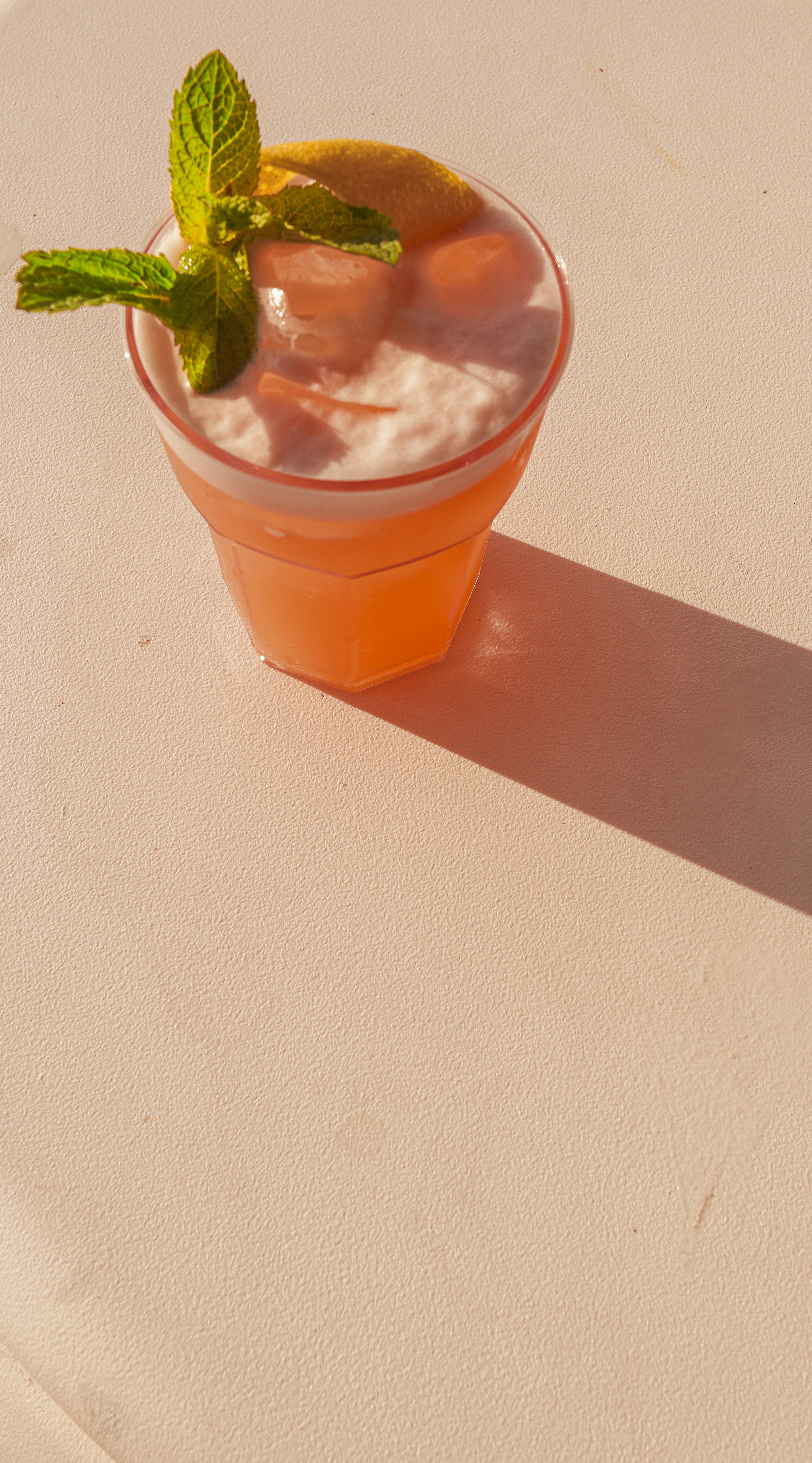une boisson avec une garniture de menthe sur le rebord