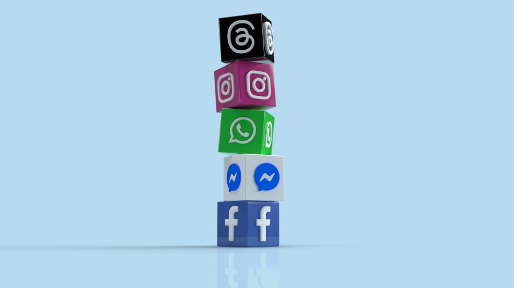 Una pila di blocchi colorati con icone sociali su di essi
