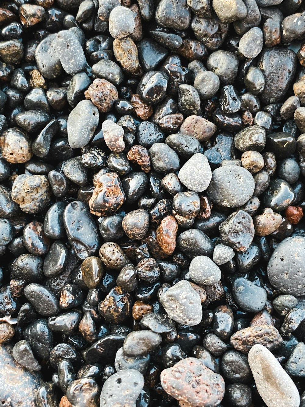 a bunch of rocks that are next to each other