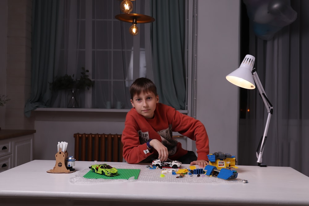 Un giovane ragazzo che gioca con un set Lego su un tavolo