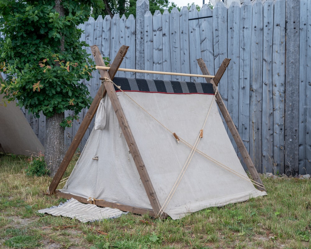 ein Zelt, das im Gras steht