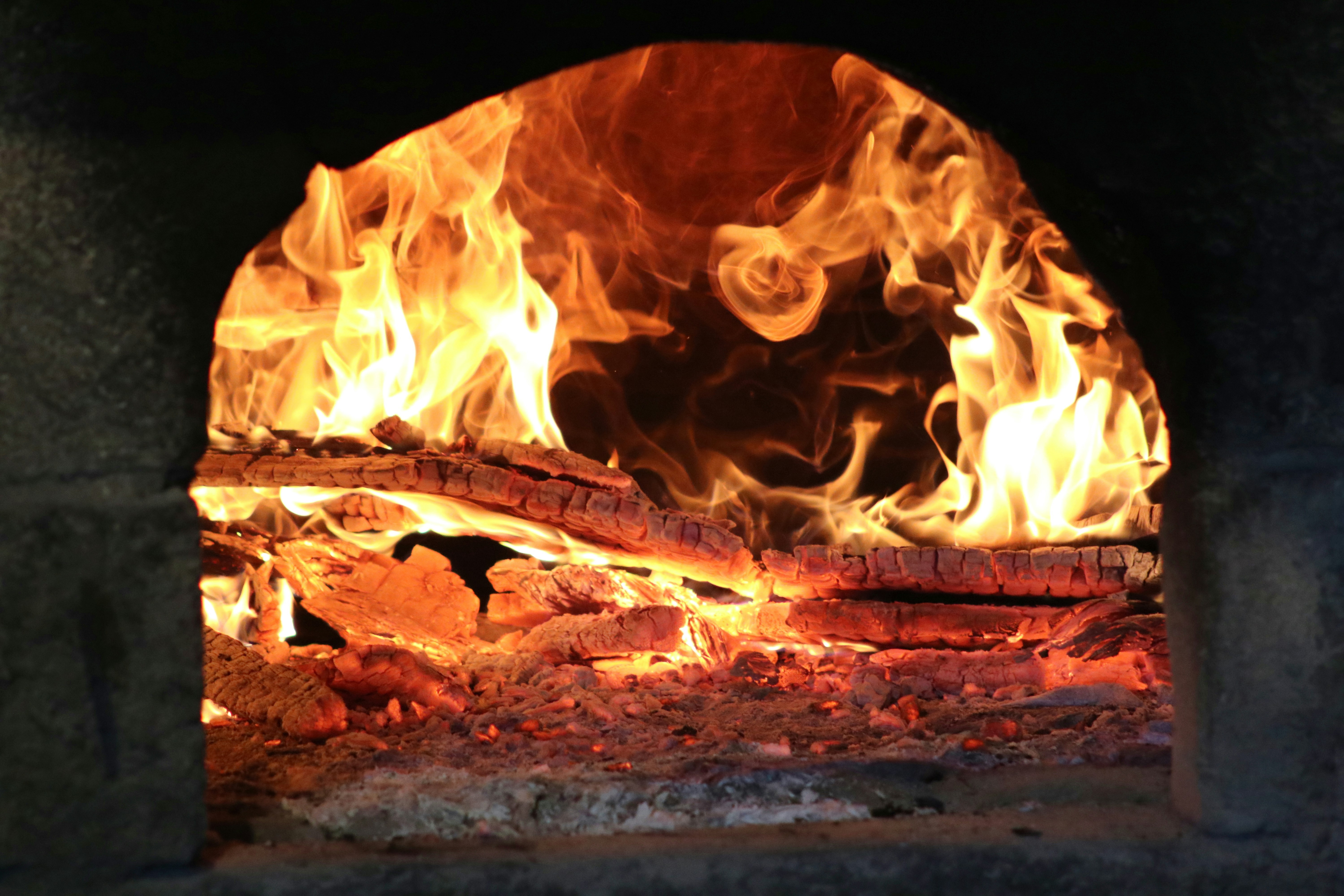 Ein Feuer, das in einem Steinofen brennt Foto – Kostenloses Bild zum Thema  Feuer auf Unsplash, image size:3000x2000