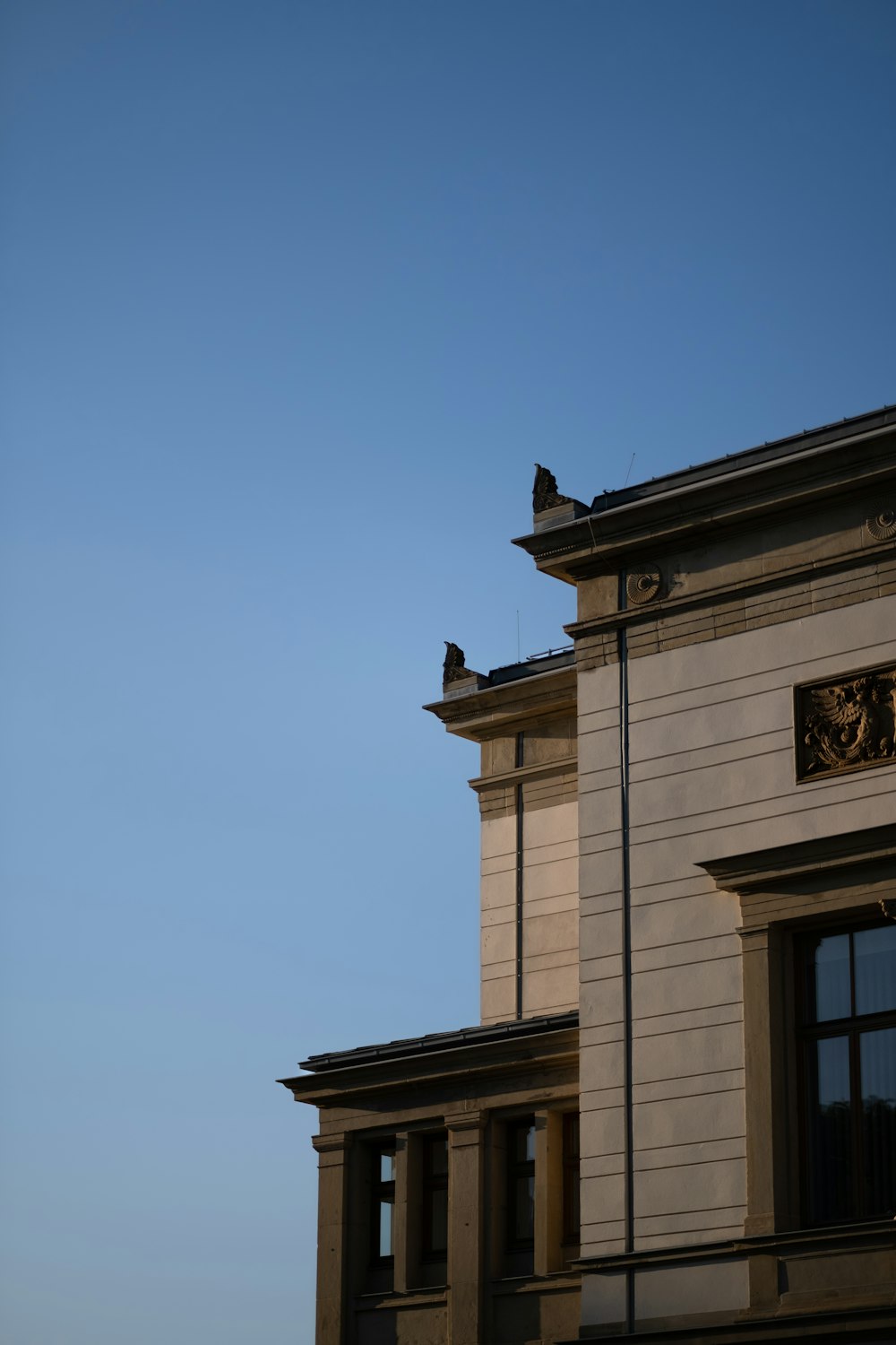 un edificio con un reloj en la parte delantera