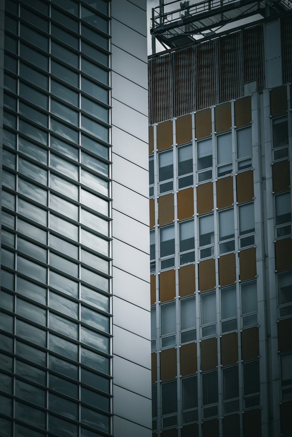 un grand bâtiment avec une horloge sur le côté