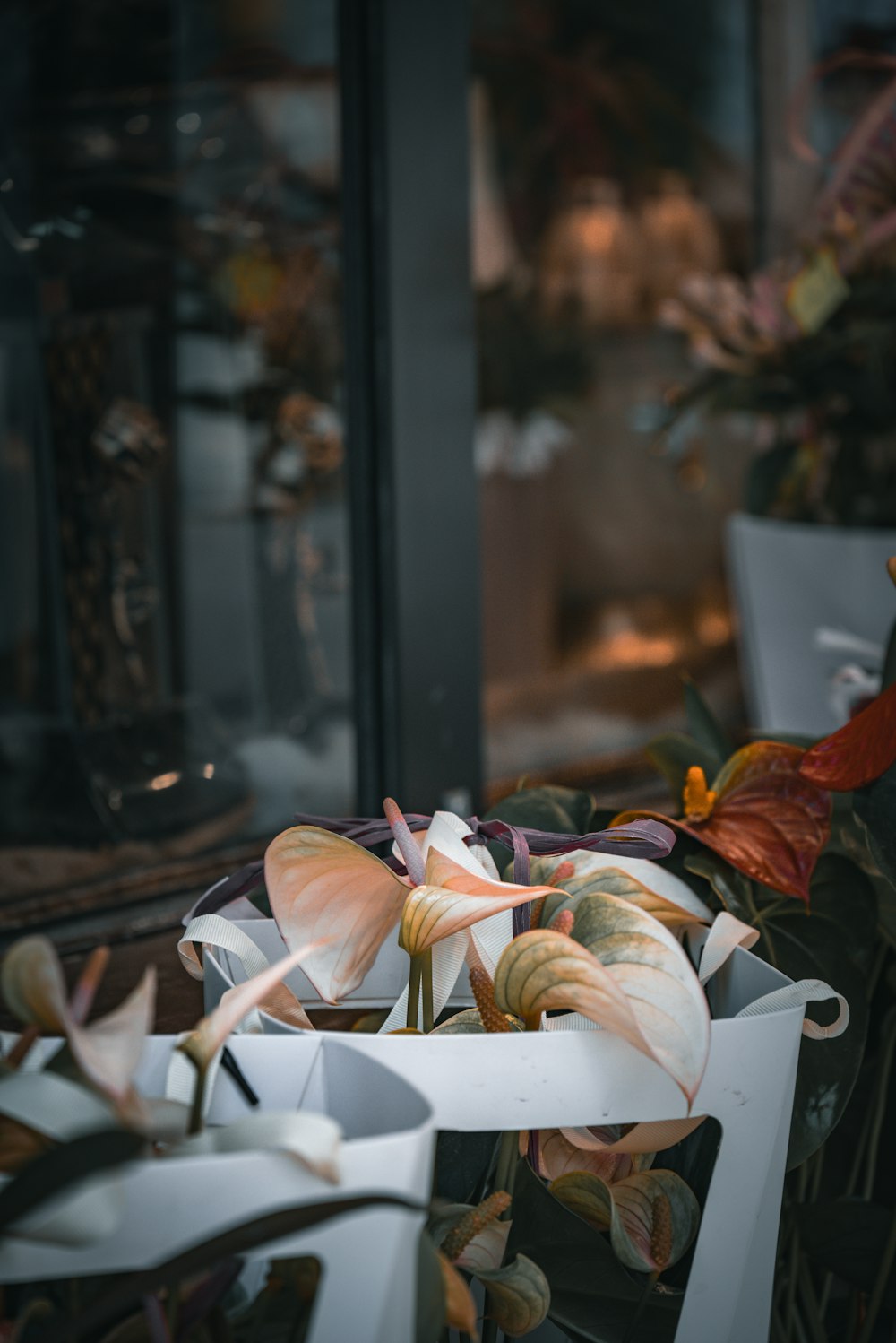 un bouquet de fleurs qui sont dans une boîte