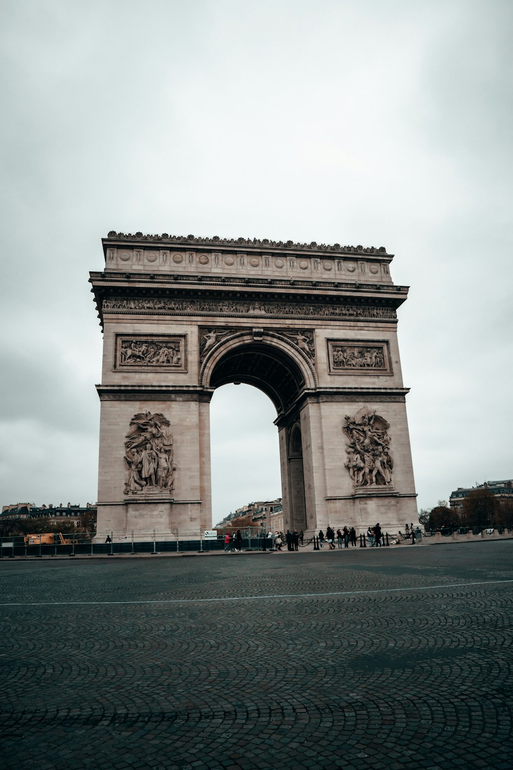 the arc of triumph in paris on a cloudy day