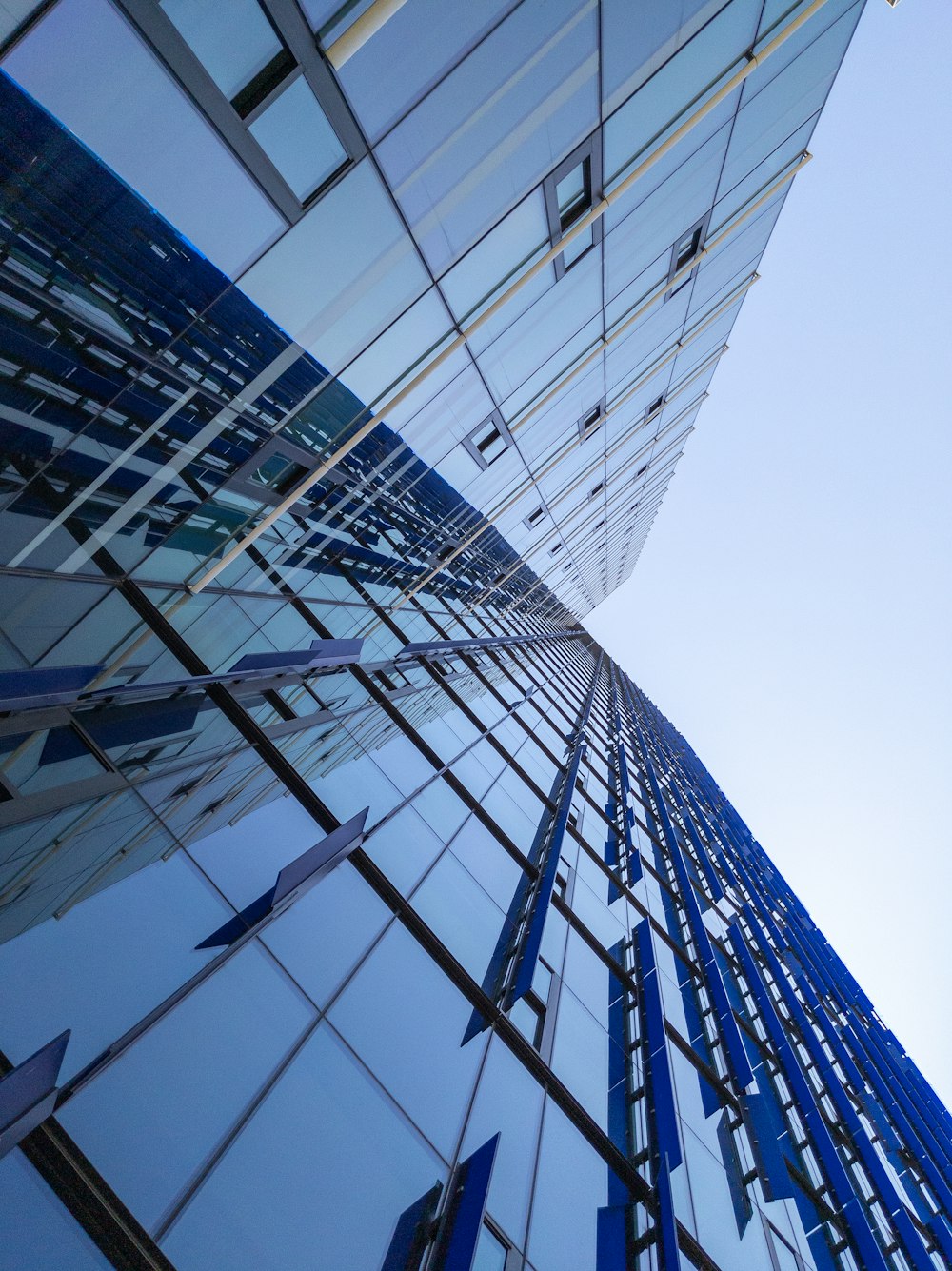 Un edificio muy alto con muchas ventanas