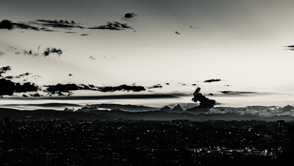 Ein Schwarz-Weiß-Foto der Skyline einer Stadt