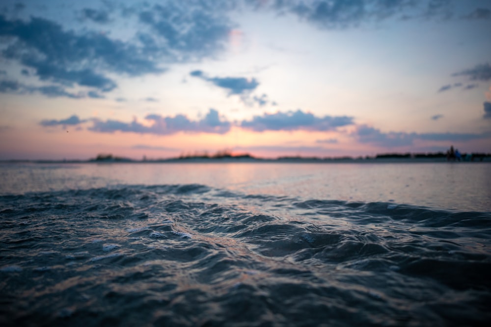 Uno specchio d'acqua con un cielo sullo sfondo