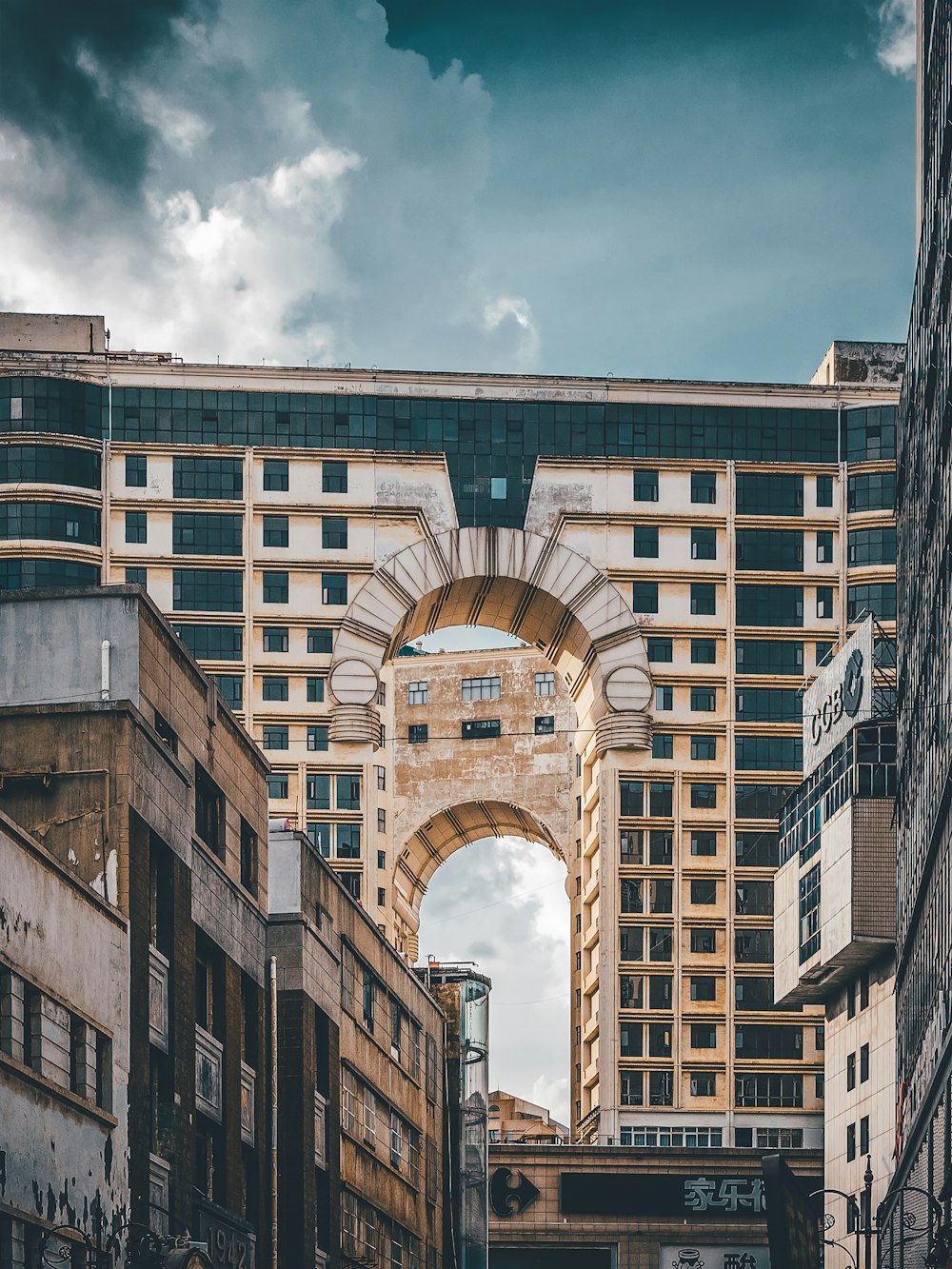an arch in the middle of a city street
