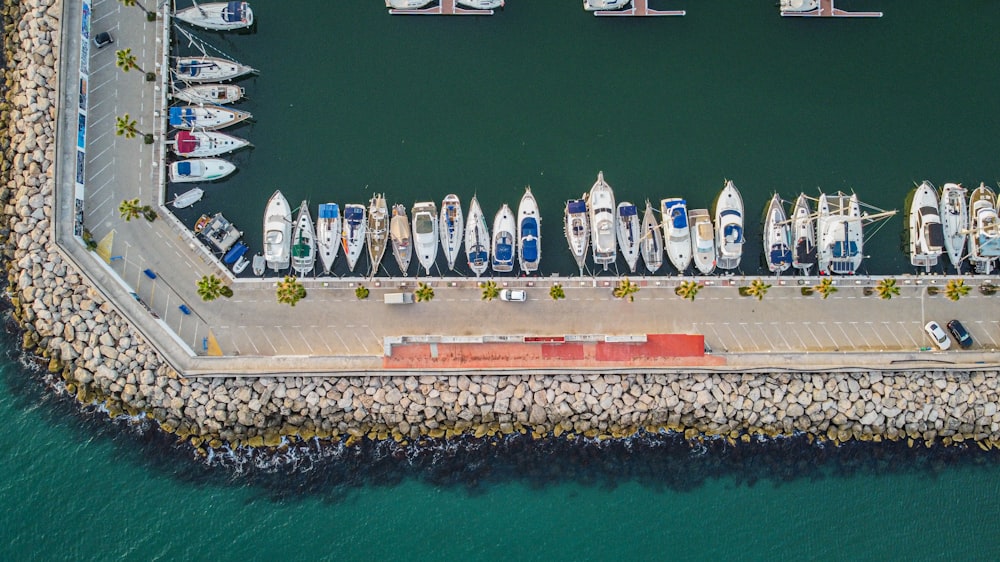 une vue aérienne d’une marina avec de nombreux bateaux