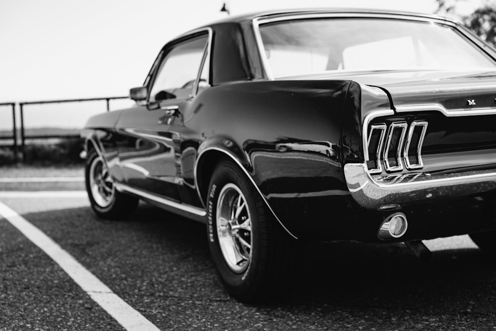 Una foto in bianco e nero di una Mustang