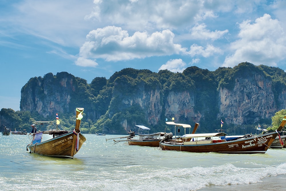 a group of boats sitting on top of a beach