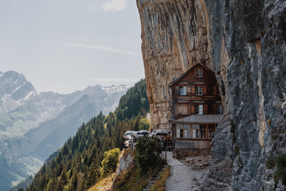 ein Haus, das in die Seite einer Klippe gebaut wurde