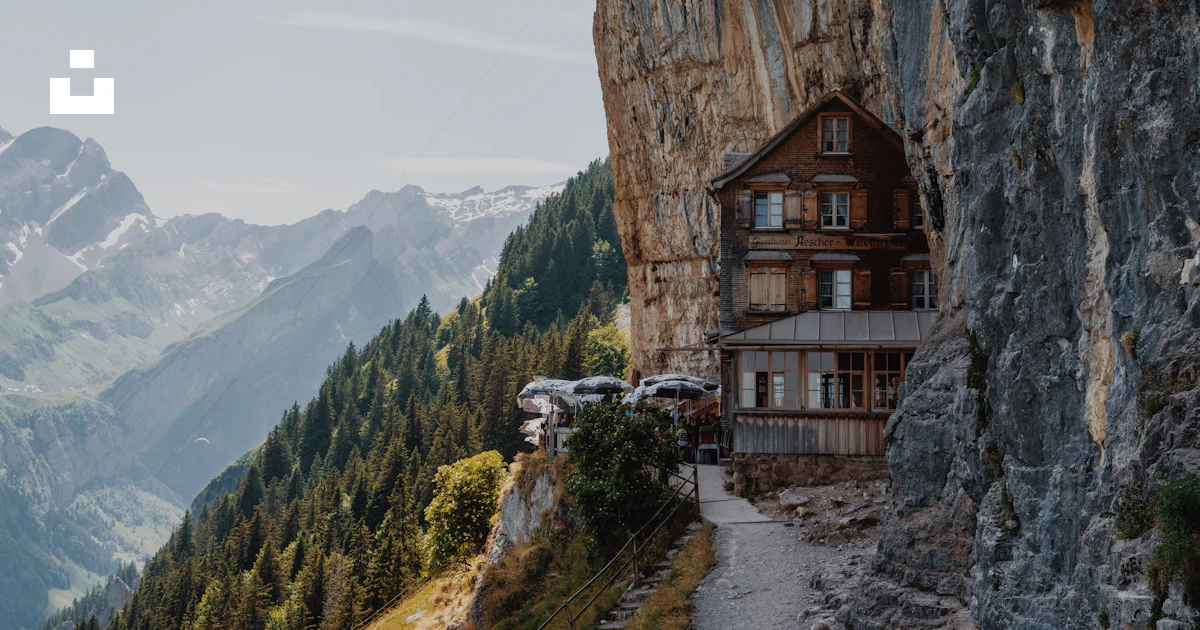 Une maison construite sur le flanc d’une falaise photo – Photo La ...