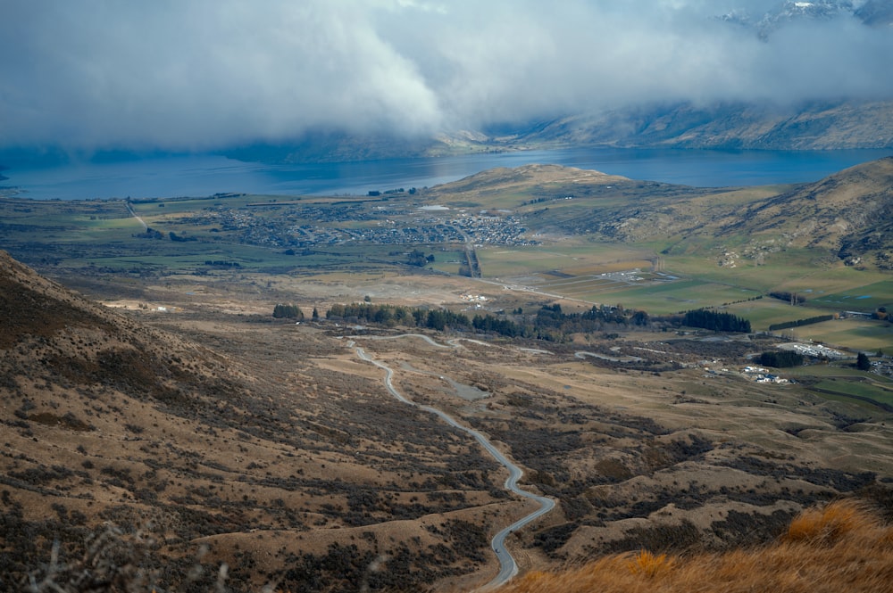 una vista panoramica di una valle attraversata da un fiume