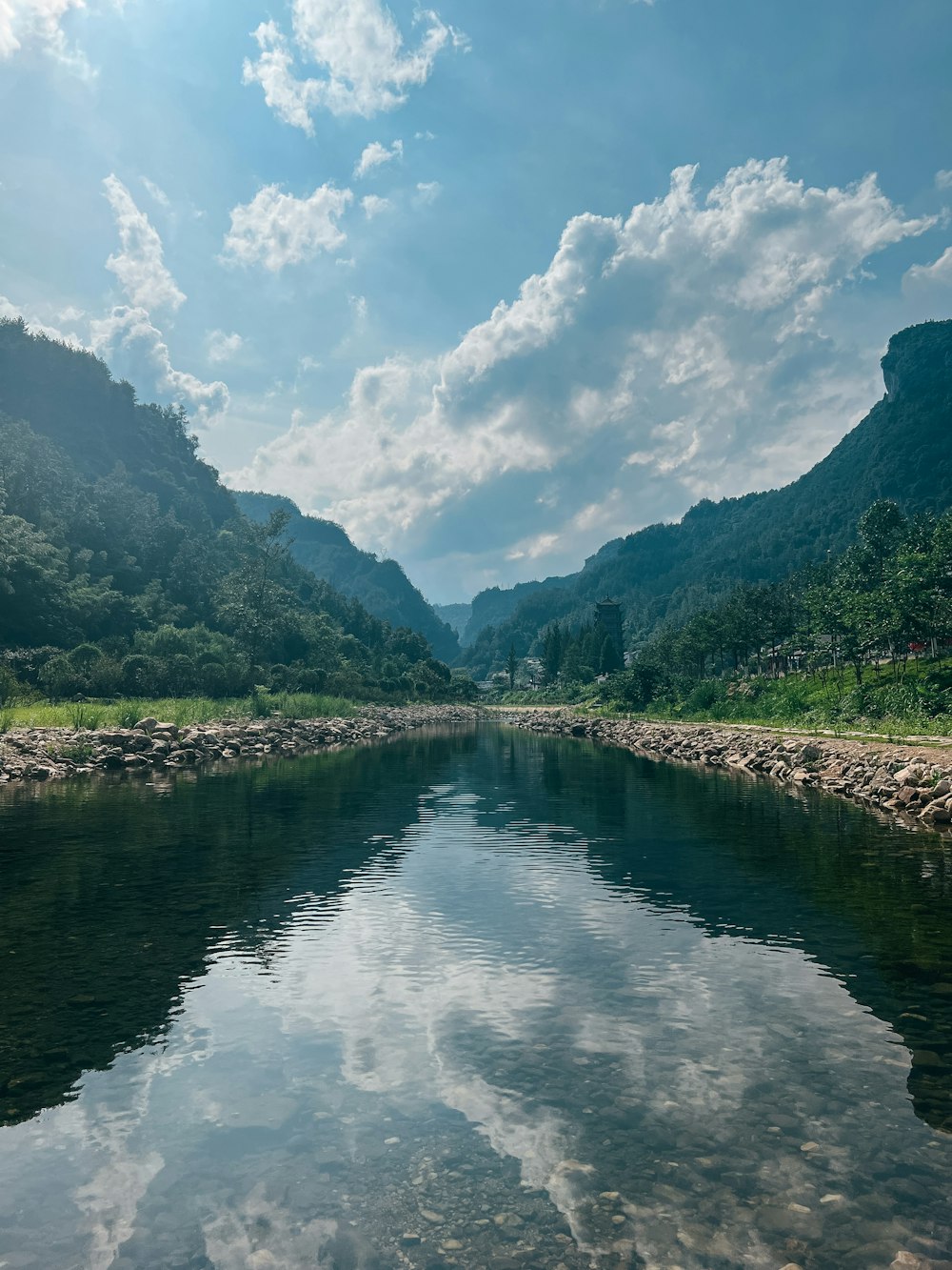 un cuerpo de agua rodeado de montañas y árboles