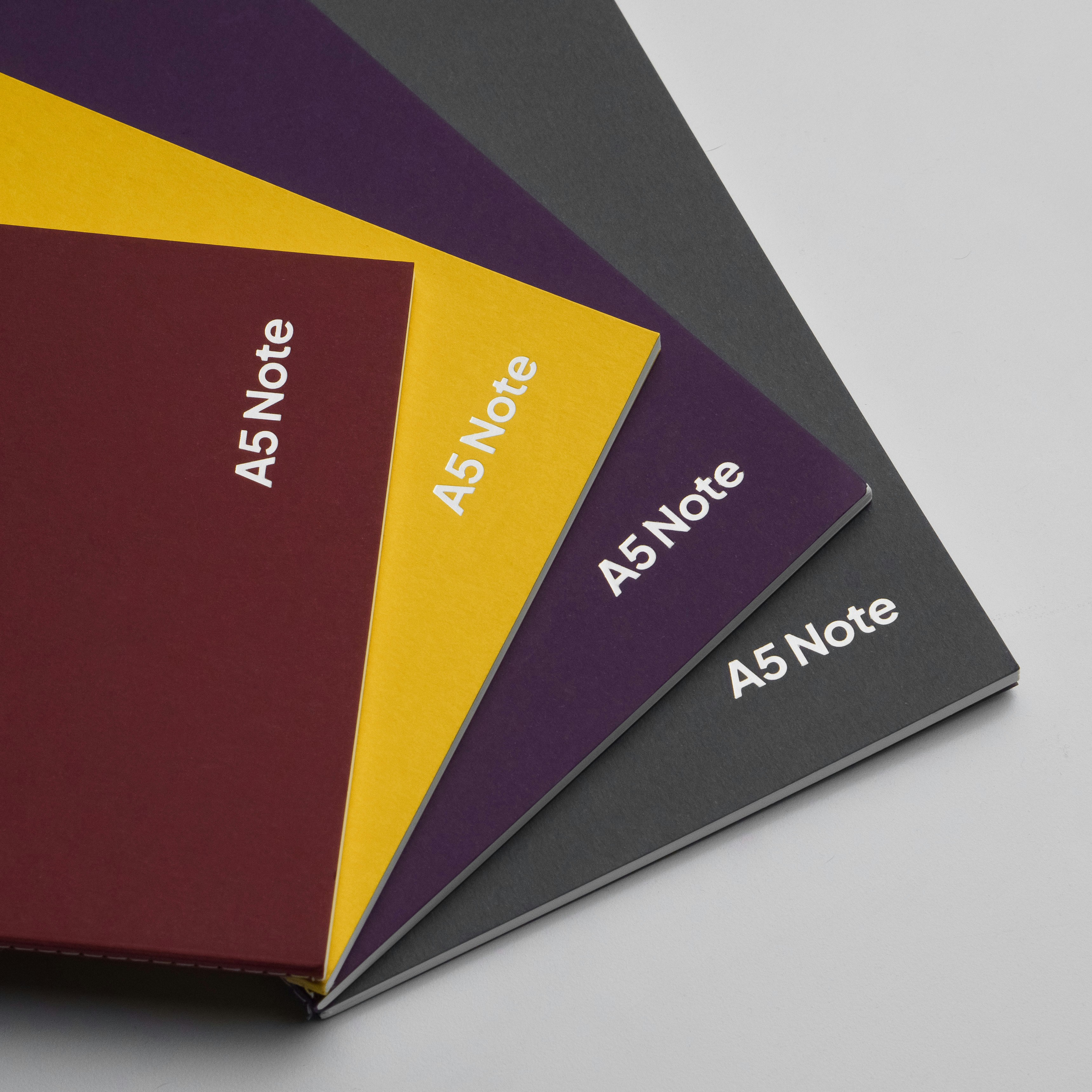 白い表面のパスポートのクローズアップ