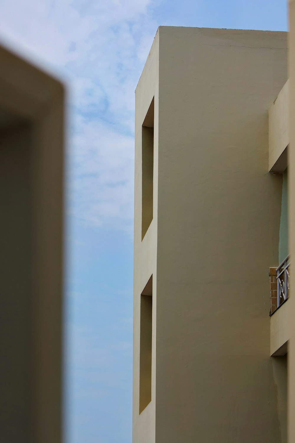 un edificio alto con un orologio sul lato di esso