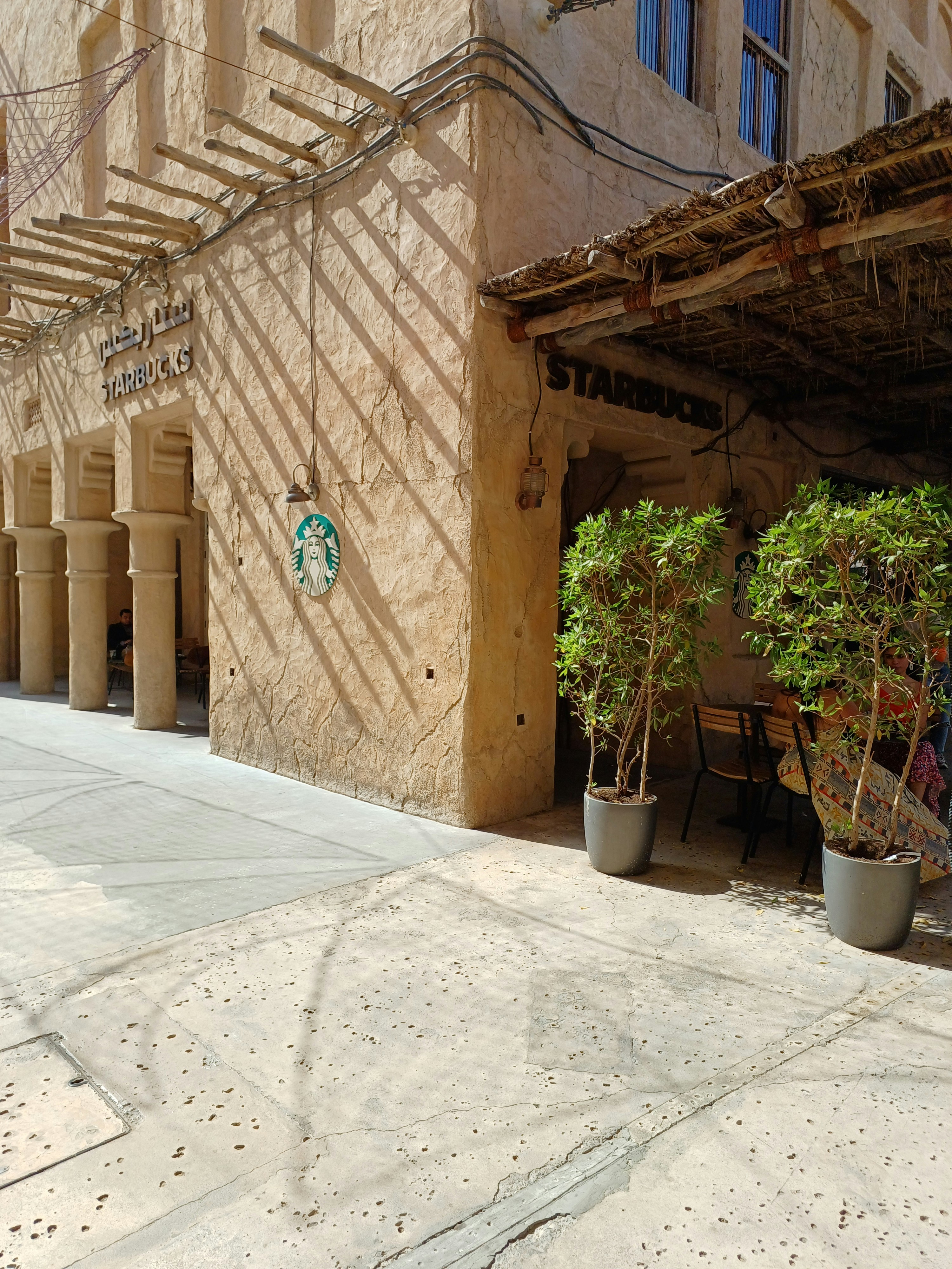 옆에 스타벅스 간판이 있는 건물 사진 – Unsplash의 무료 두바이 이미지