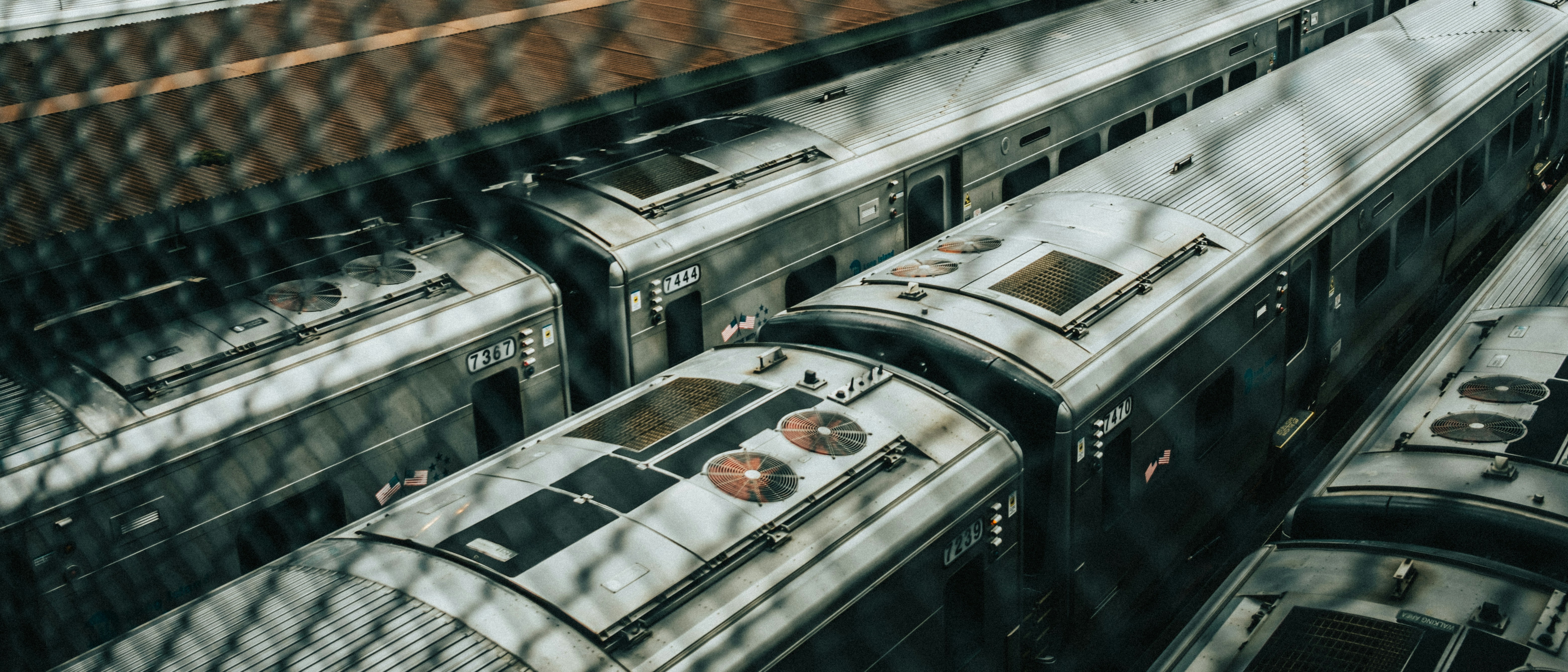 Un par de trenes que están uno al lado del otro