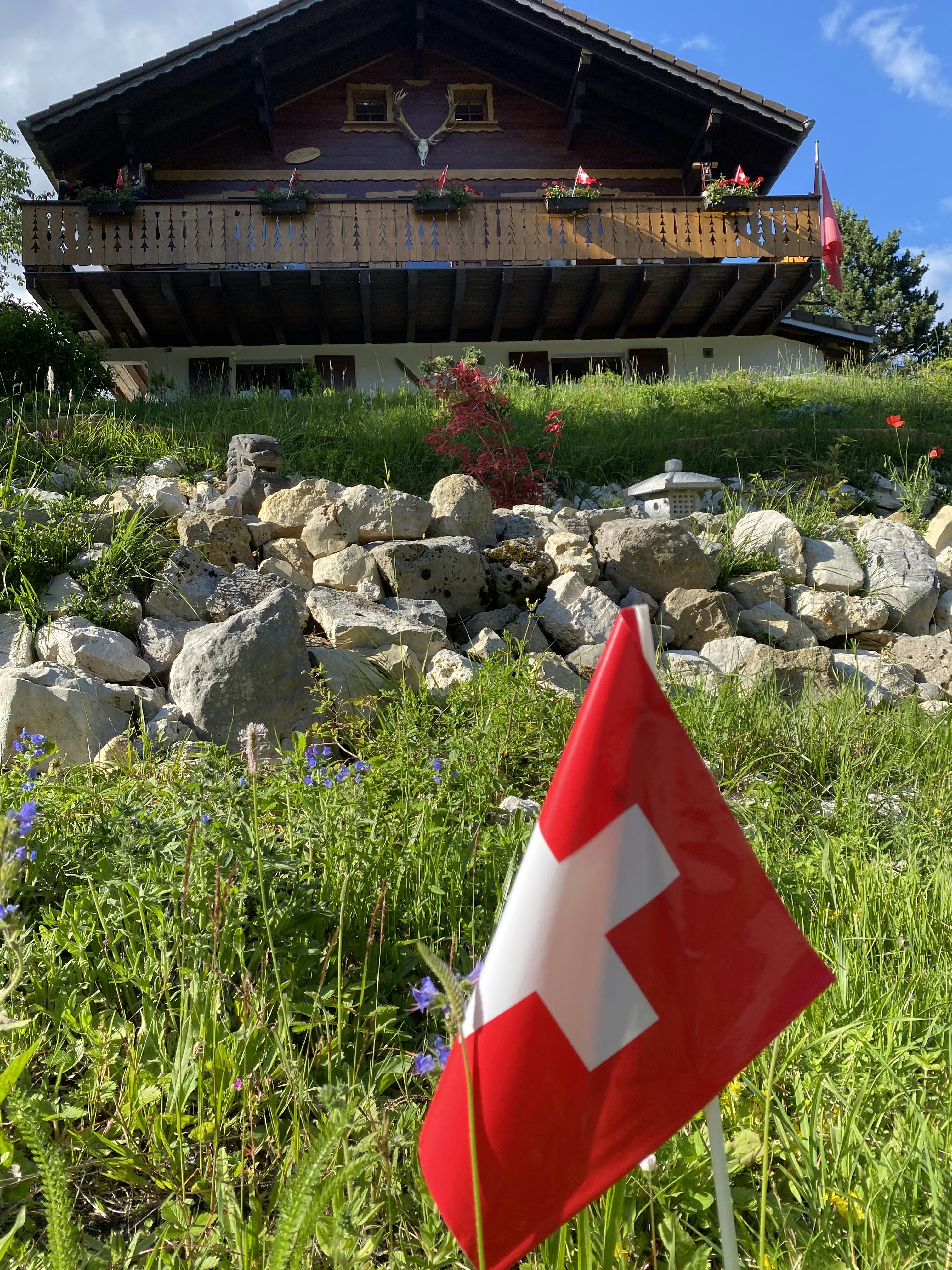eine rot-weiße Fahne vor einem Gebäude