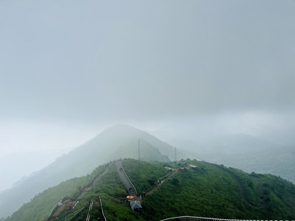 Una vista de la cima de una montaña en un día nublado