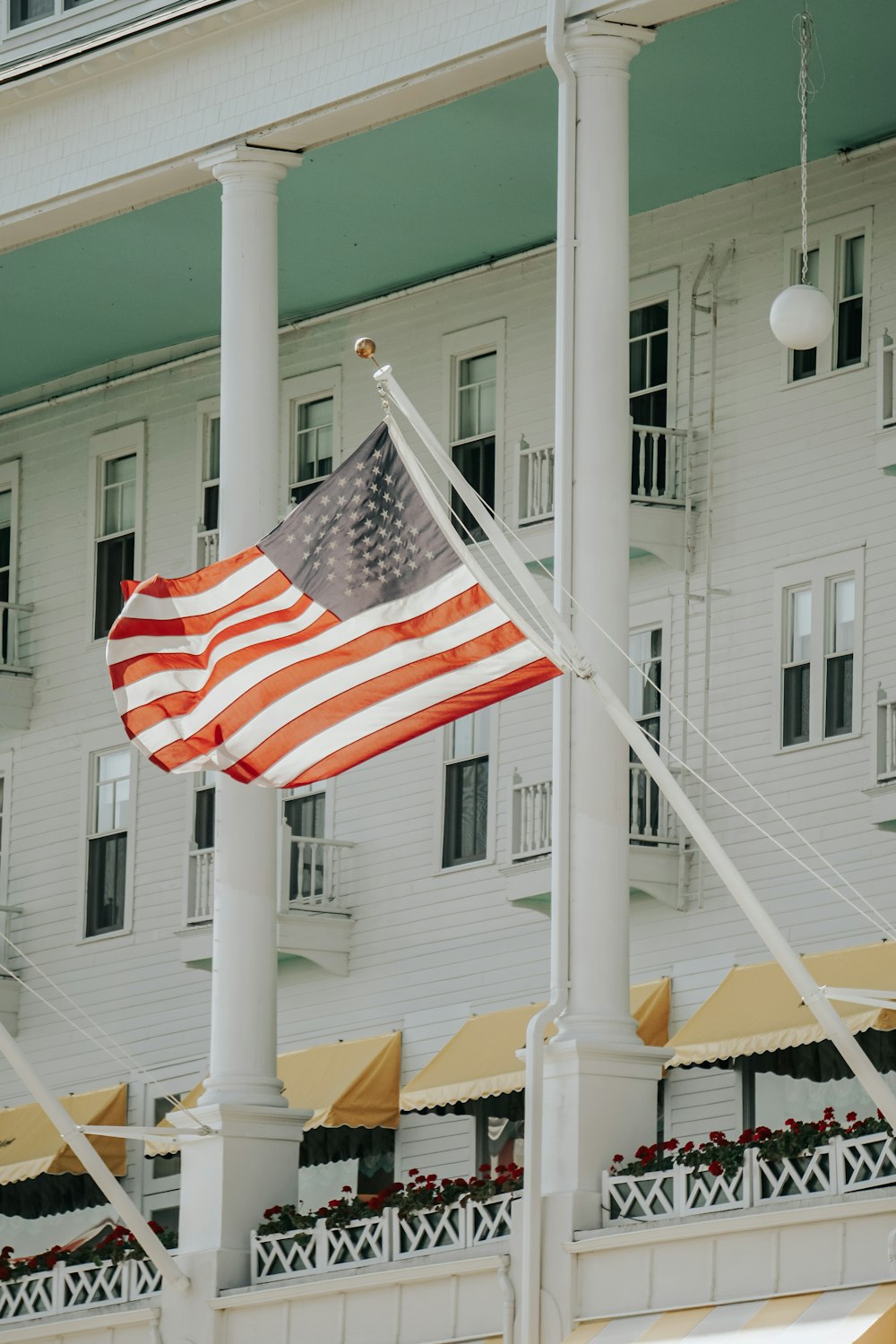 Uma bandeira americana está hasteada em frente a um hotel