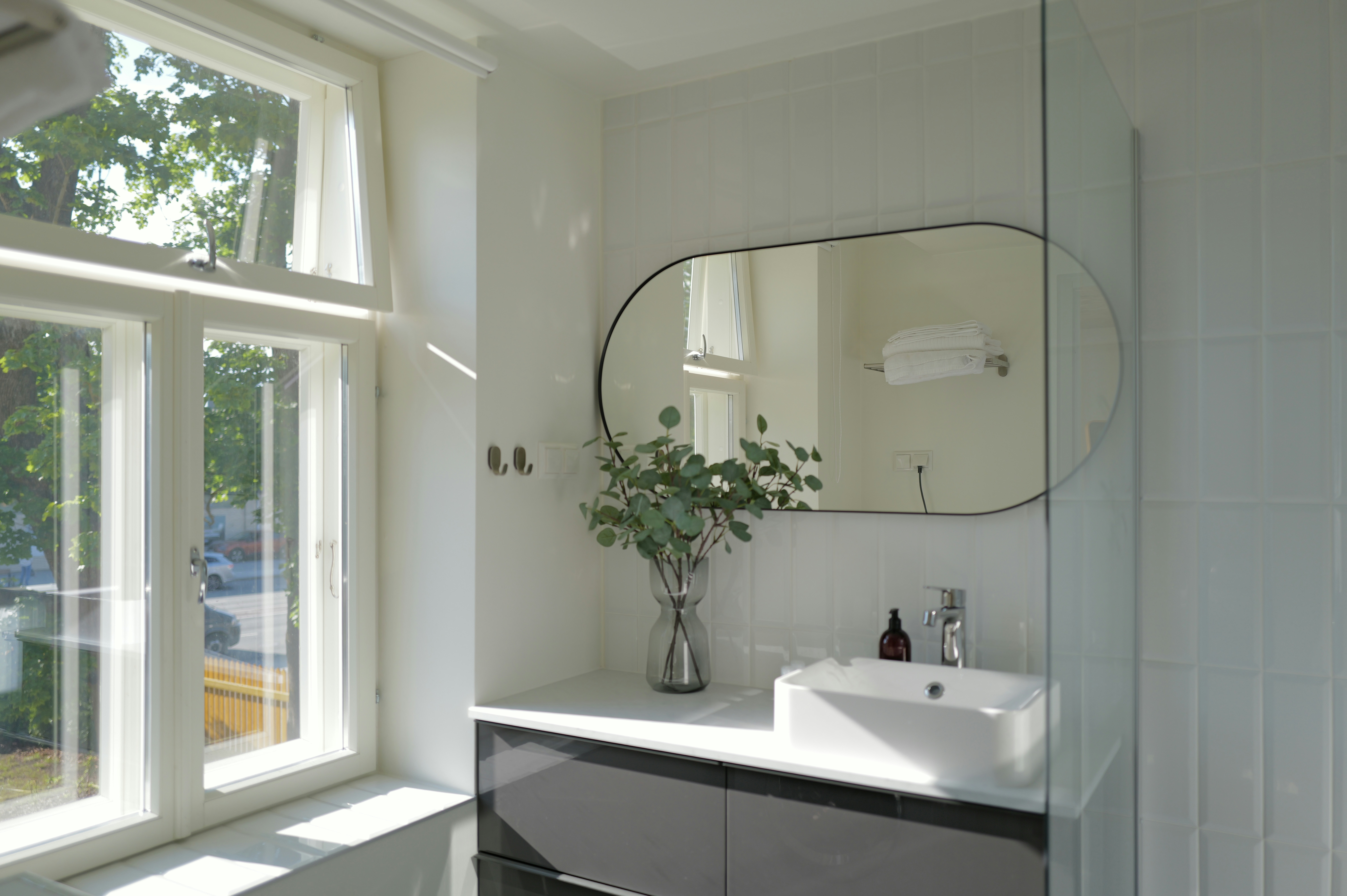 un cuarto de baño con un lavabo y un espejo grande