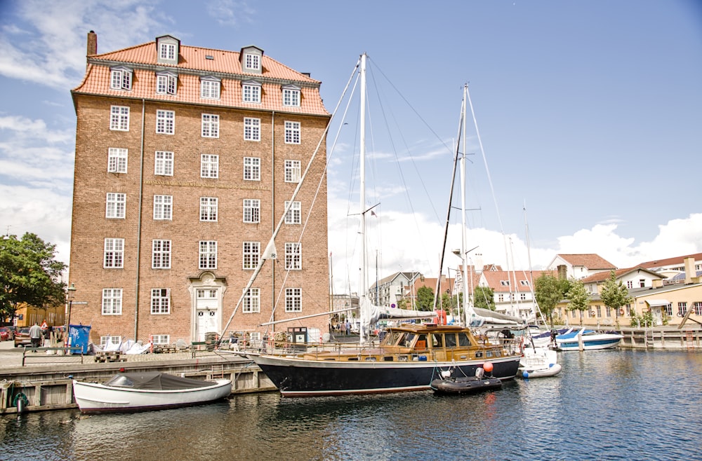 ein paar Boote, die im Wasser liegen