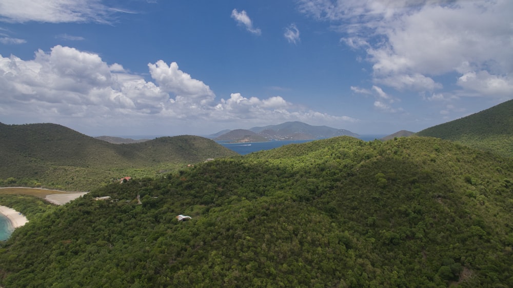 Una vista aerea di una lussureggiante collina verde