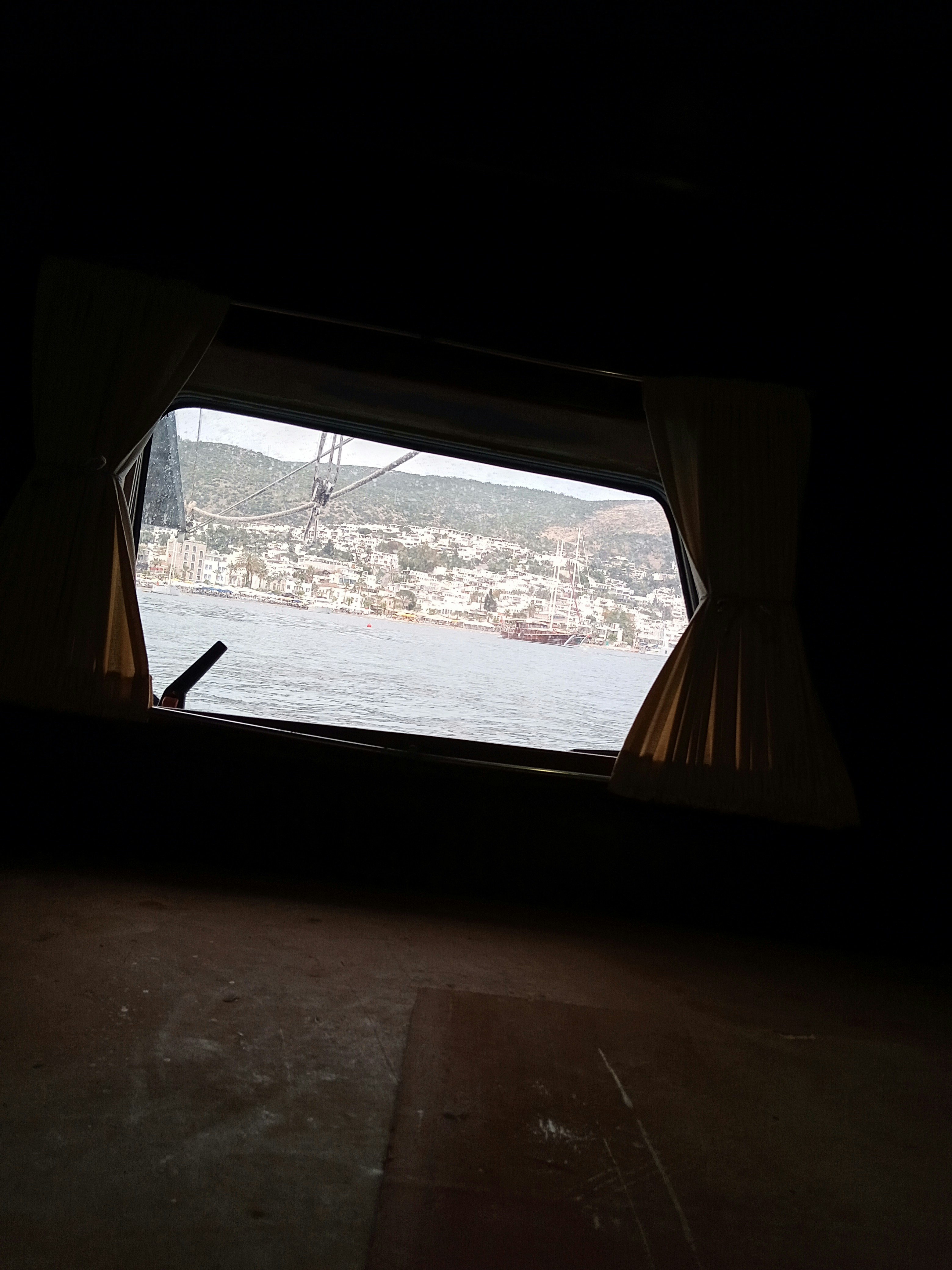 Una vista de un cuerpo de agua a través de una ventana