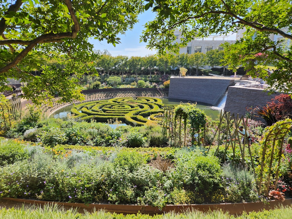 ein Garten mit einem kreisförmigen Labyrinth in der Mitte