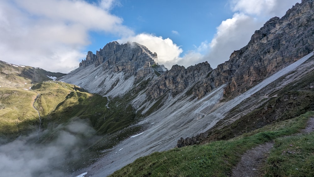 une vue d’une chaîne de montagnes à partir d’un sentier