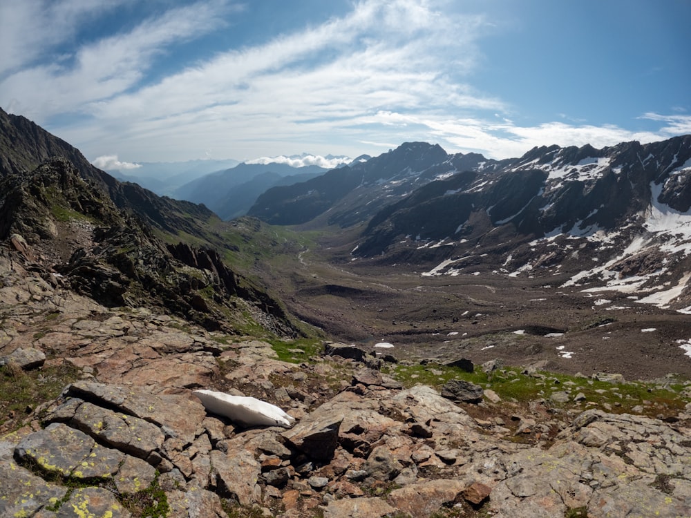 une vue d’une chaîne de montagnes d’un point de vue élevé