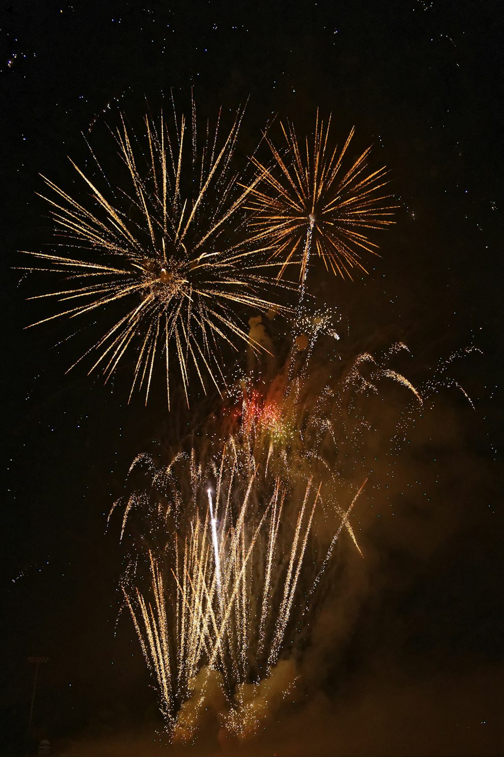 Un mucchio di fuochi d'artificio sono illuminati nel cielo notturno