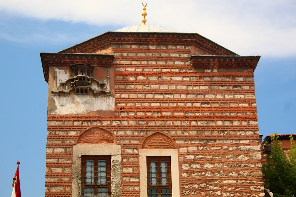 Un alto edificio in mattoni con un orologio in cima