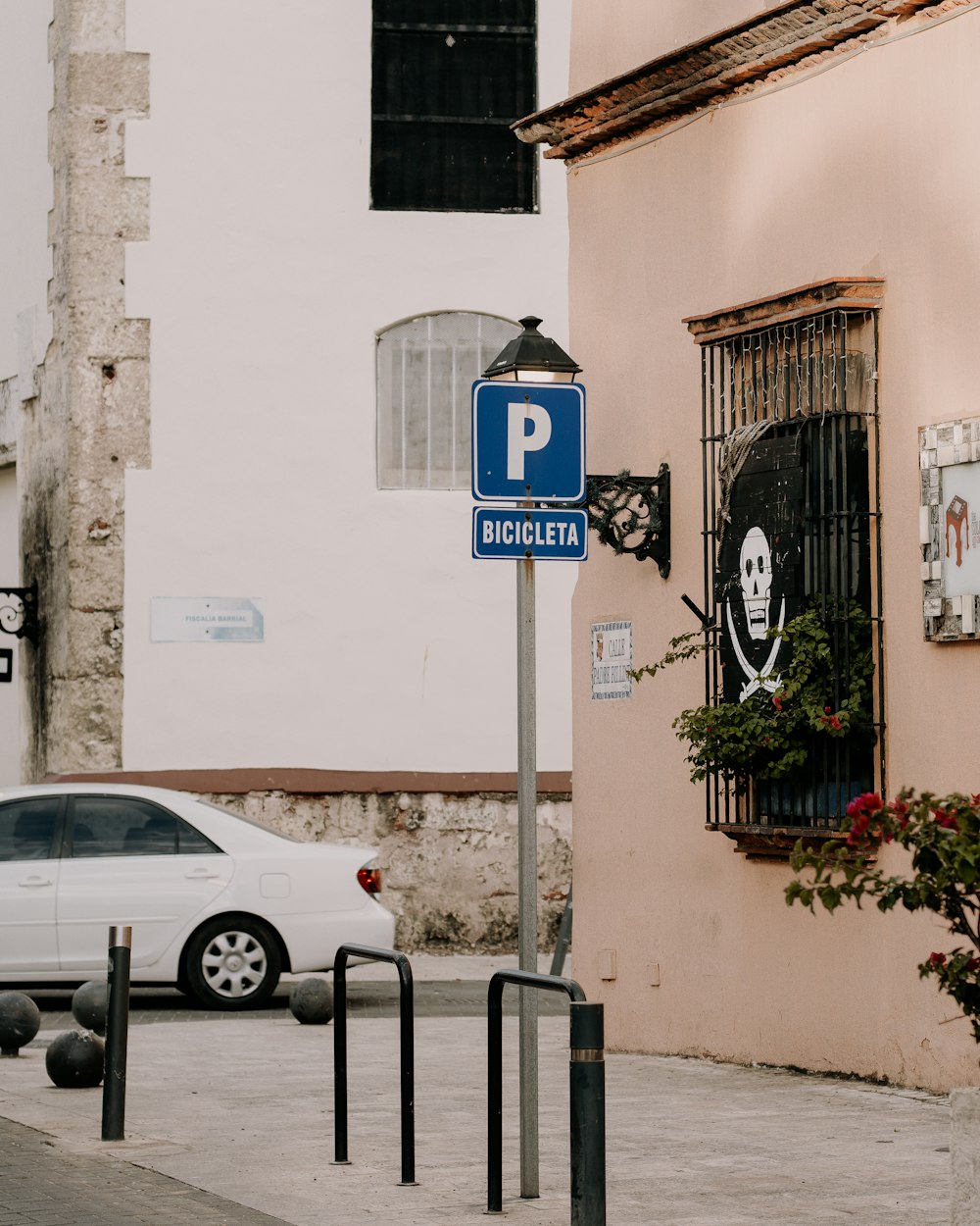 a blue parking sign sitting on the side of a road