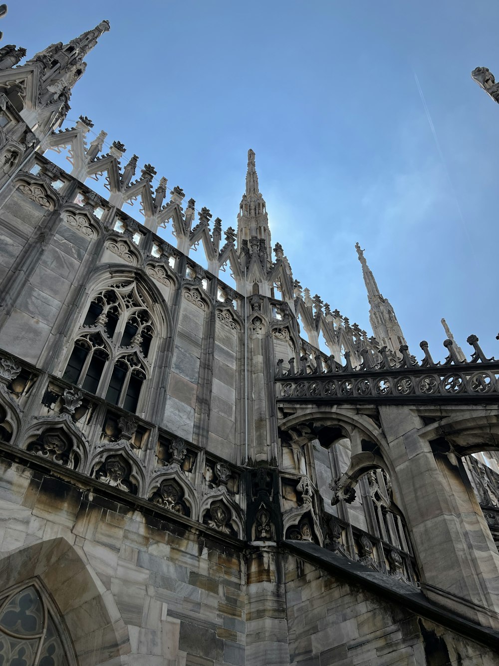 Un edificio molto alto con un orologio sul lato