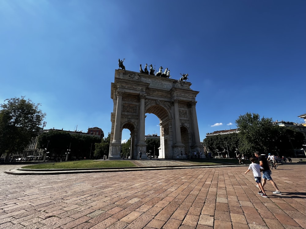 Un par de personas que están de pie frente a una puerta