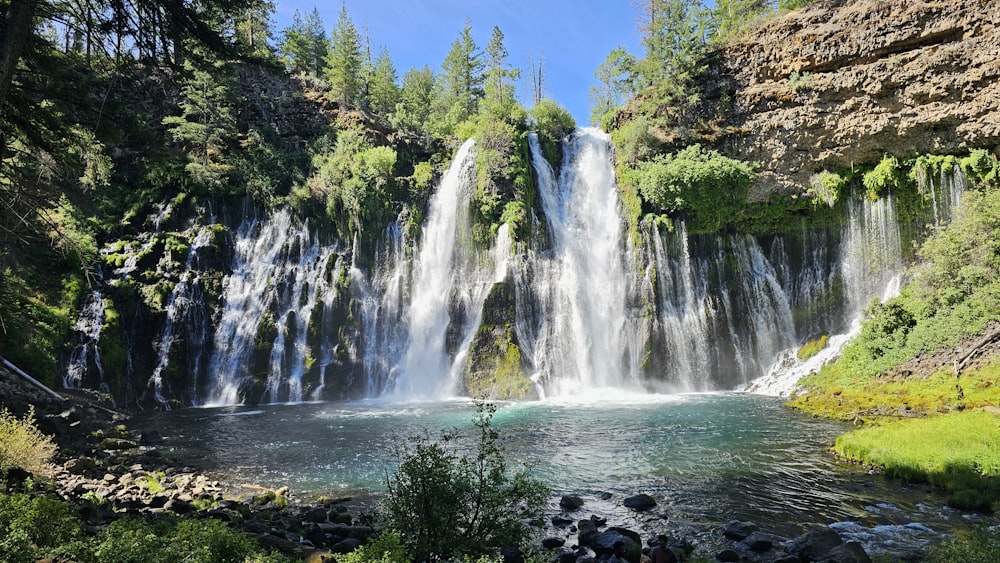 una grande cascata con molta acqua che esce da essa