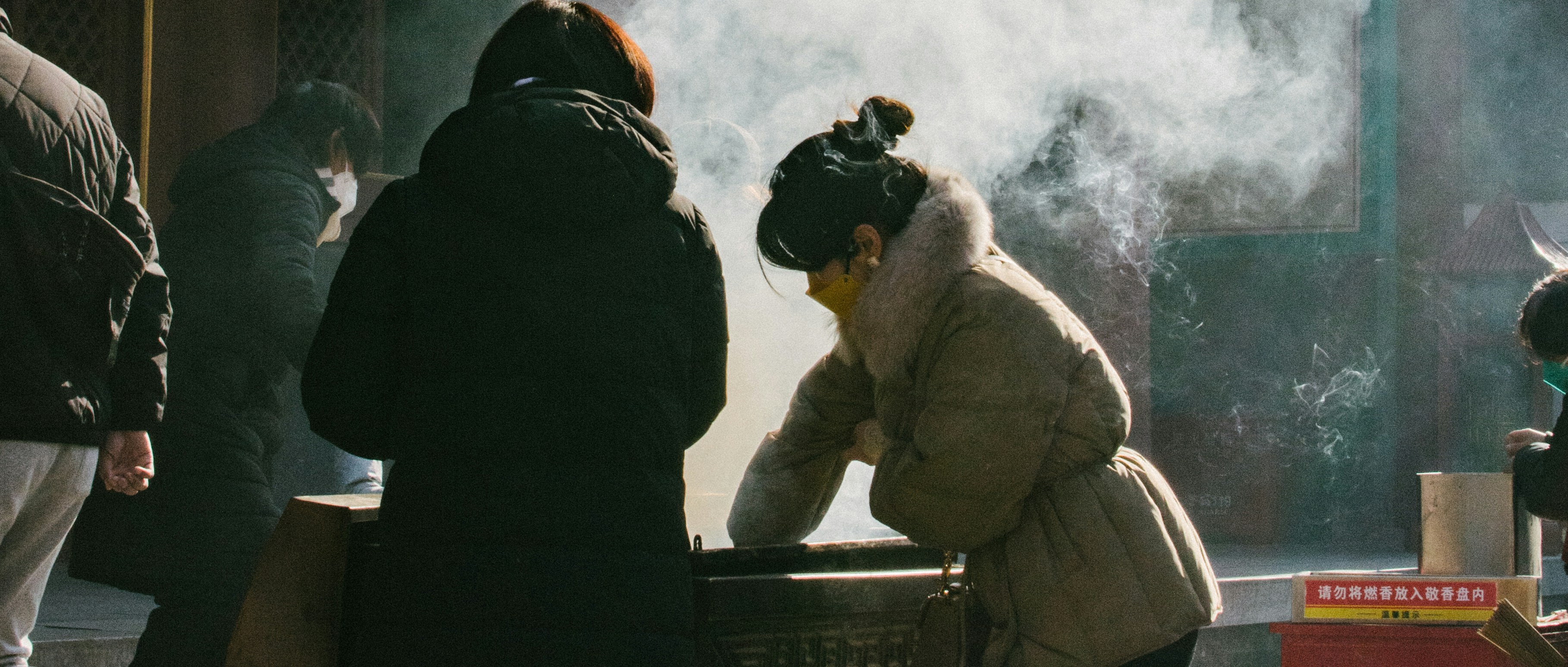 親愛的陌生人 - 很多人會問愛是什麼？我想愛應該就是把最好的自己毫不保留的展現給另一個人，但有時候毫無保留的展現等到後來結束關係的時候會覺得難以釋懷，有時候我們總是會幻想著身旁的另一半會是什麼樣子，是體貼是幽默是