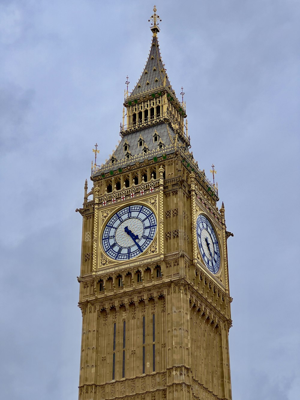 Una alta torre del reloj con un fondo de cielo