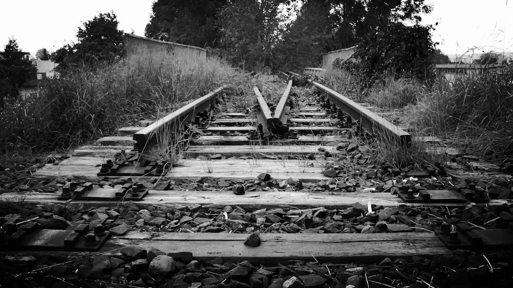 Una foto in bianco e nero di un binario ferroviario