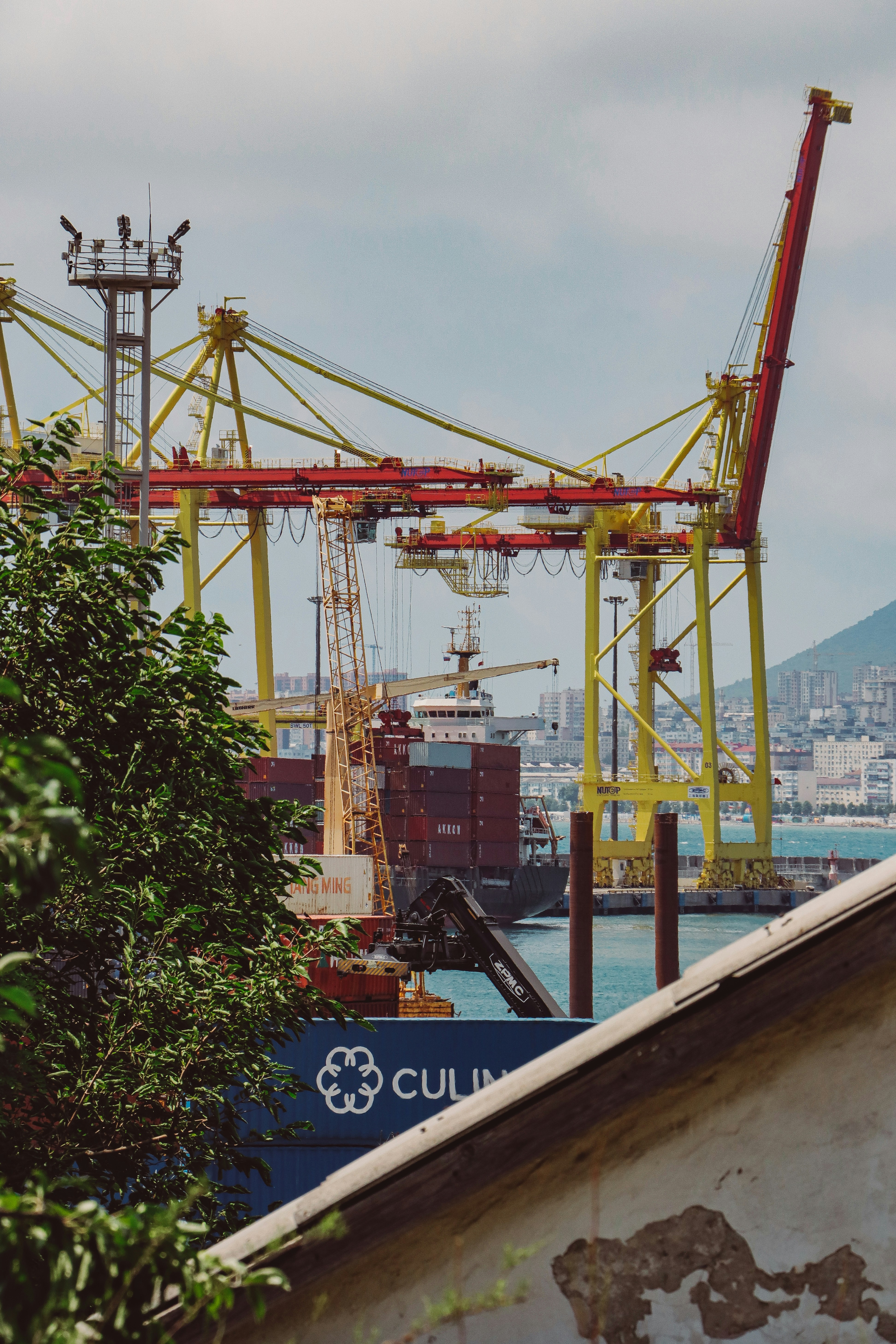 Puerto con grúas cargando contenedores en barco de exportación