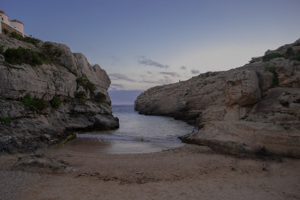 Una casa en un acantilado con vistas al océano