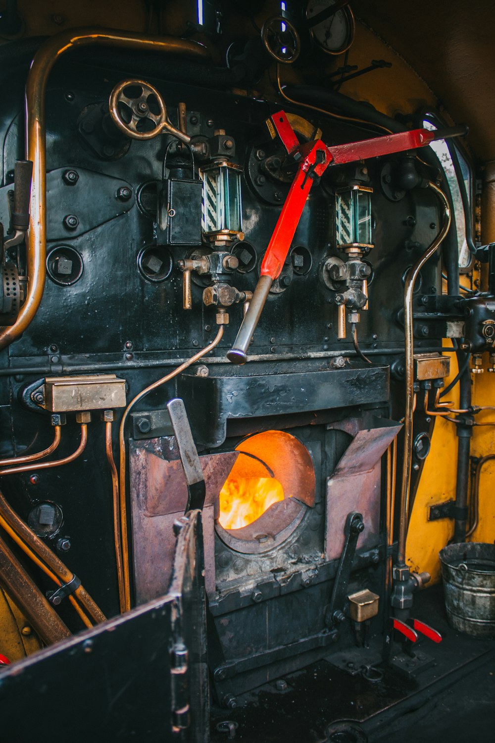 Gros plan d’une machine à vapeur à l’ancienne