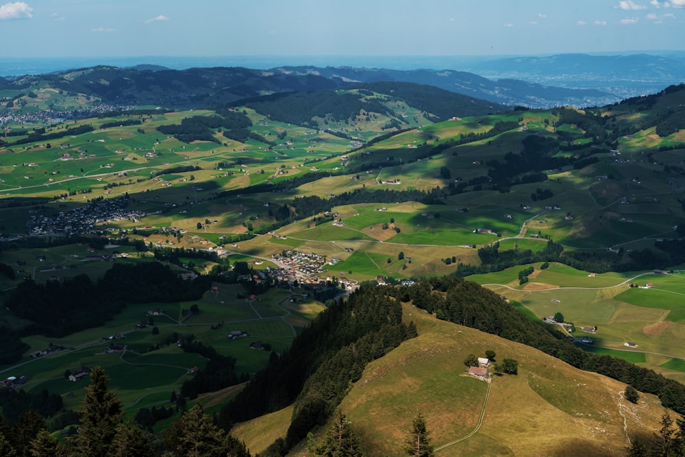 Ein malerischer Blick auf ein Tal und die Berge