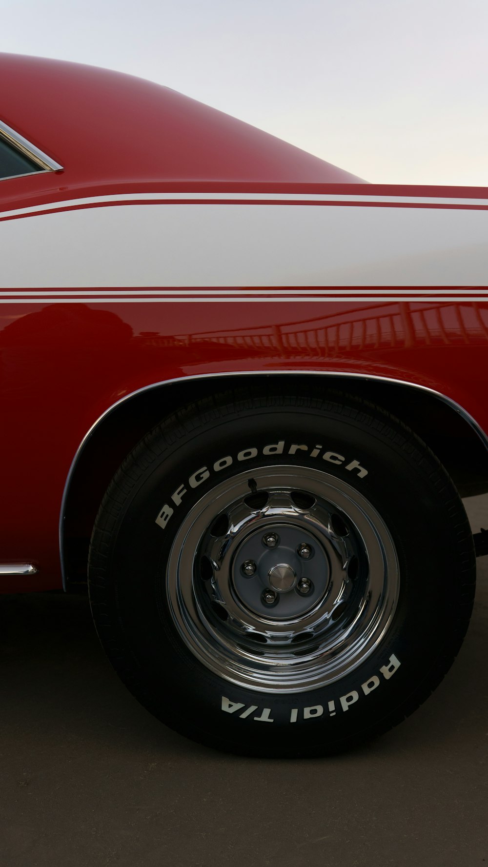 Un primer plano de un coche rojo y blanco